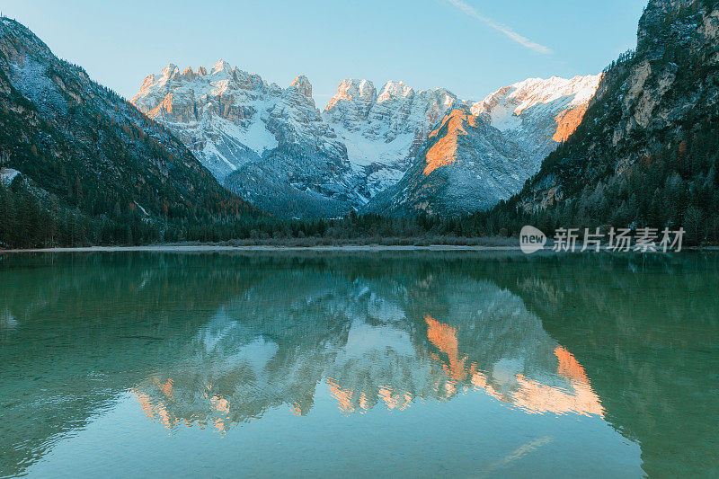 冬天的拉戈迪布雷斯湖的风景