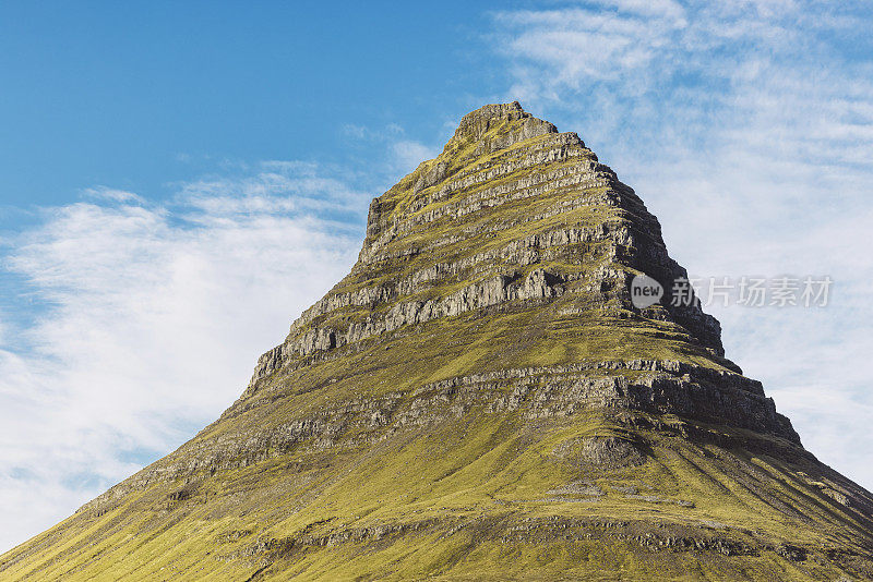 冰岛著名的Kirkjufellsfoss山顶