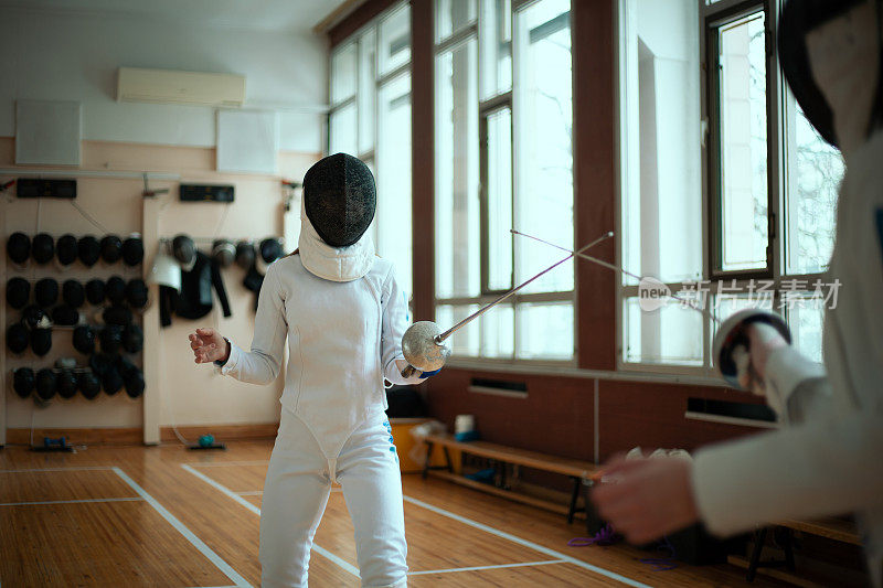 女子击剑运动员在击剑馆训练