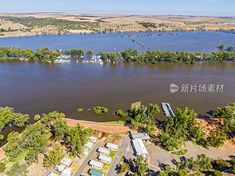 俯瞰曼纳姆假日公园的鸟瞰图，阻挡默里河洪水的临时堤坝，淹没的泛滥平原，南澳大利亚