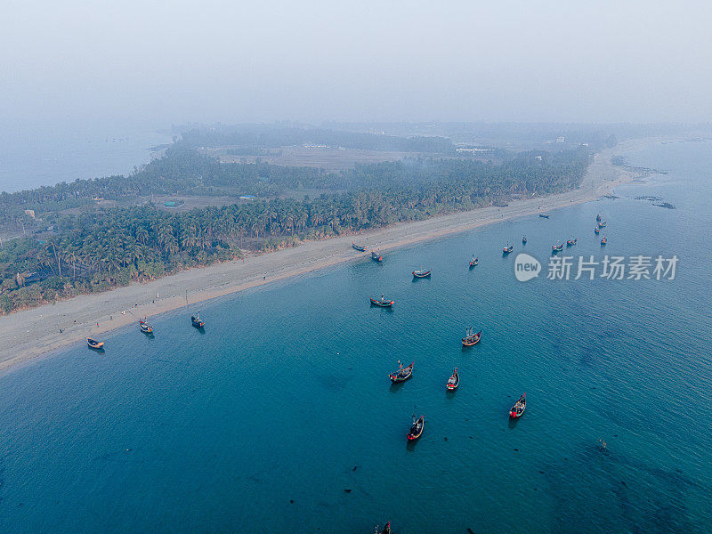 无人机拍摄的圣马丁岛与海滩热带树木和渔船