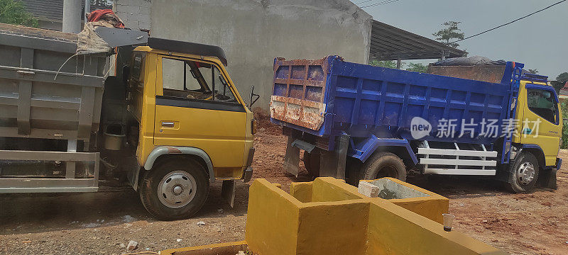 卸松散物料的自卸车，卸土物料的卸土卡车，在采石场卸砾石的自卸车
