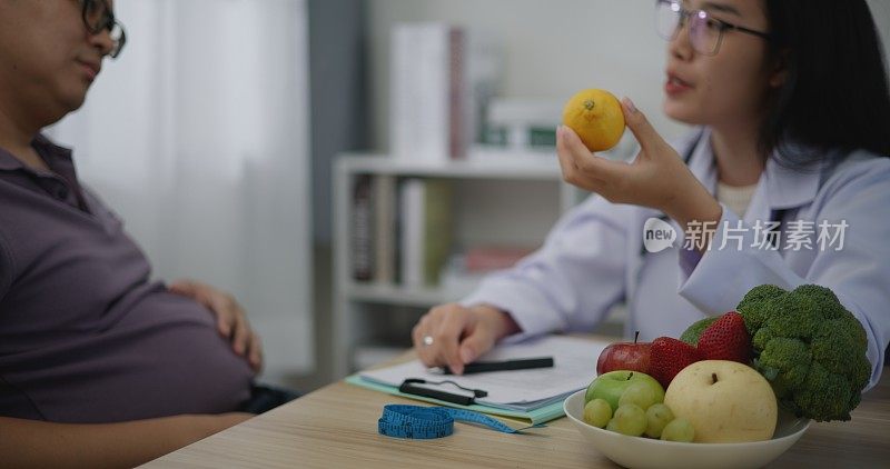专业营养师亚洲妇女在减肥诊所咨询胖子