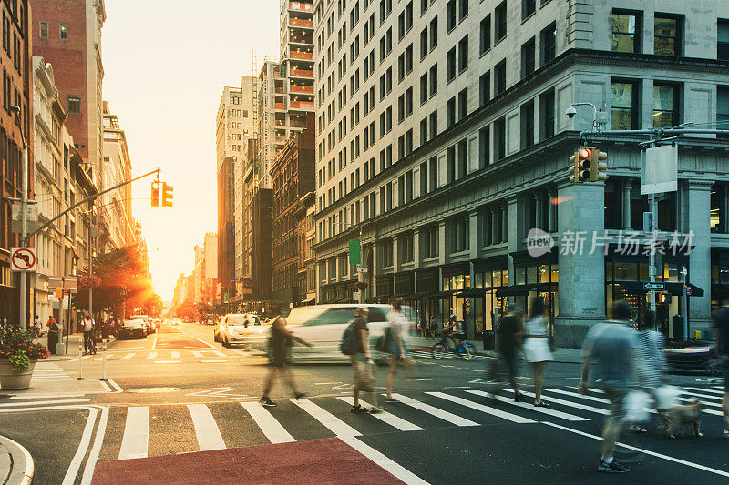 繁忙的城市街景，人群和汽车在拥挤的十字路口在纽约曼哈顿第五大道