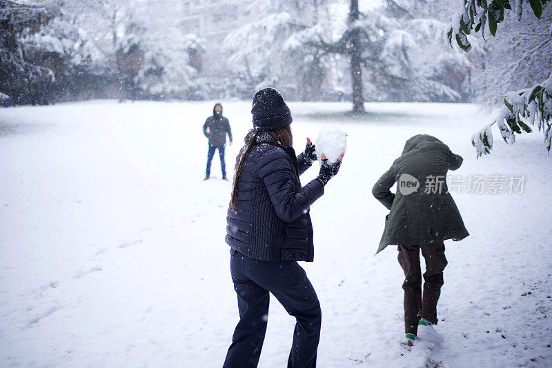 姐妹们在公园里玩雪