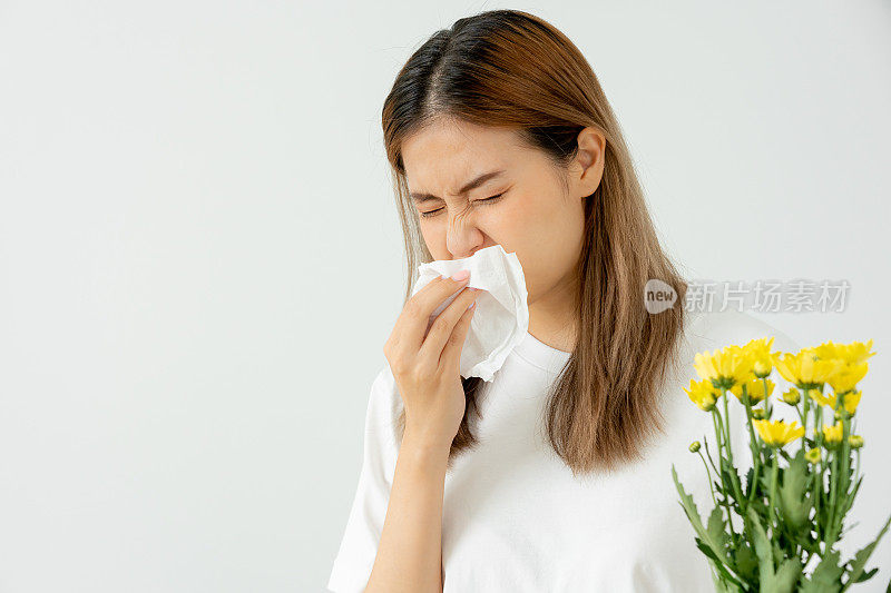 花粉过敏，年轻女性用手帕打喷嚏或用纸巾吹气，对春天的野花或花朵过敏。过敏反应，呼吸系统问题，流鼻涕。