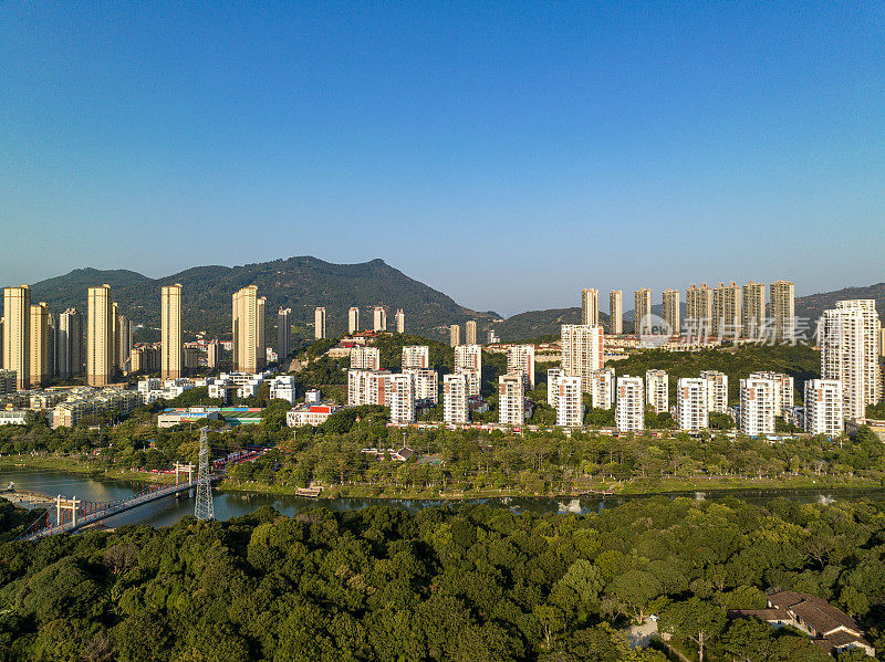 宜居的城市建筑被林地和河流环绕