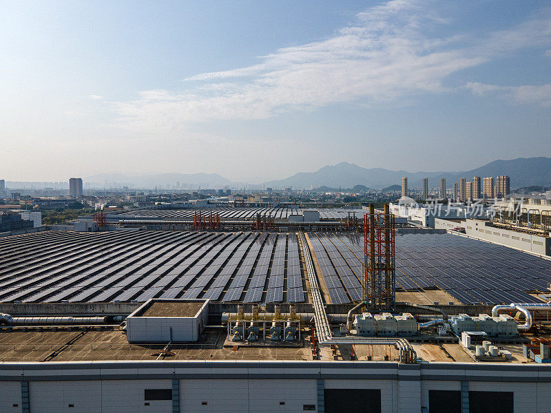 新的光伏太阳能电站安装在厂房顶部
