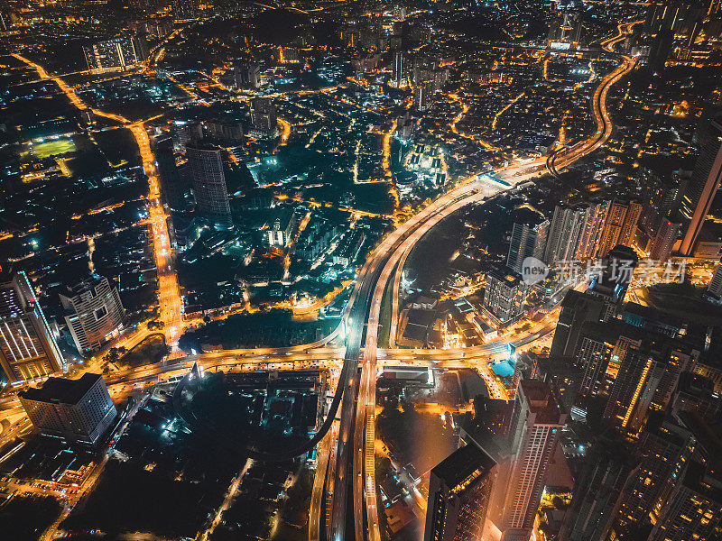 无人机查看吉隆坡夜间城市景观