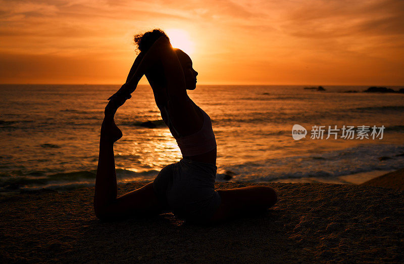 普拉提，瑜伽和轮廓的女人在日出在海滩上锻炼，训练和普拉提锻炼。动机，冥想和阴影的女孩平衡的海洋运动，健康和伸展
