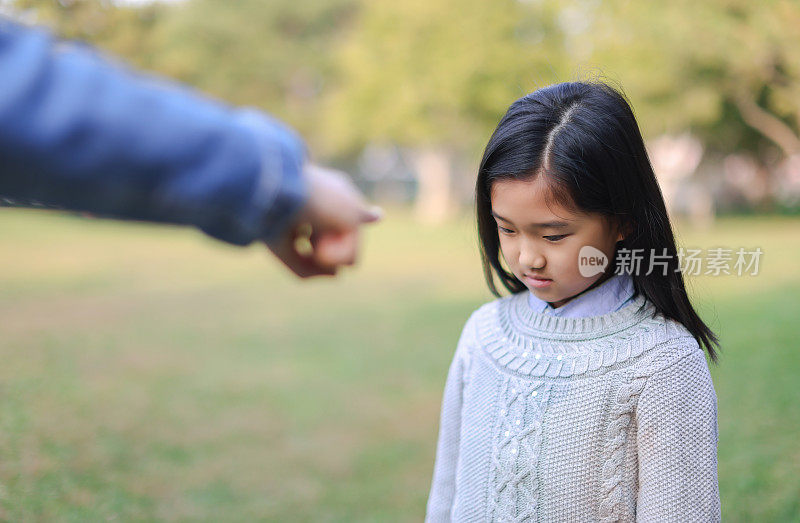 母亲责备孩子犯错误