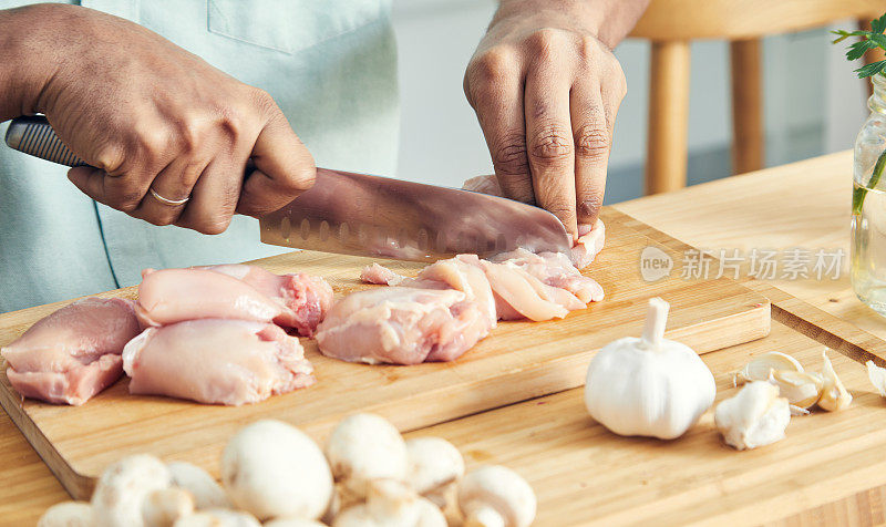 一名男子正在准备一份健康的蛋白质午餐