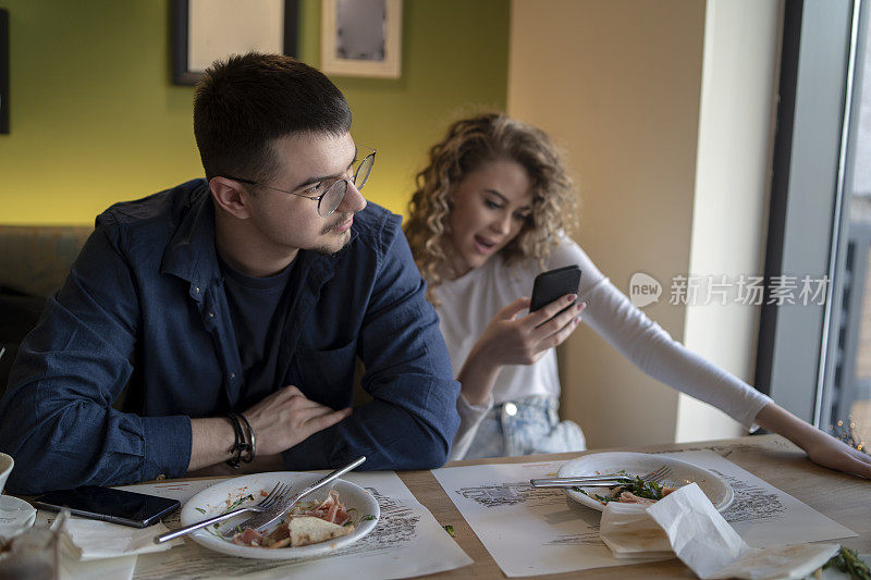 朋友们一起享用早午餐