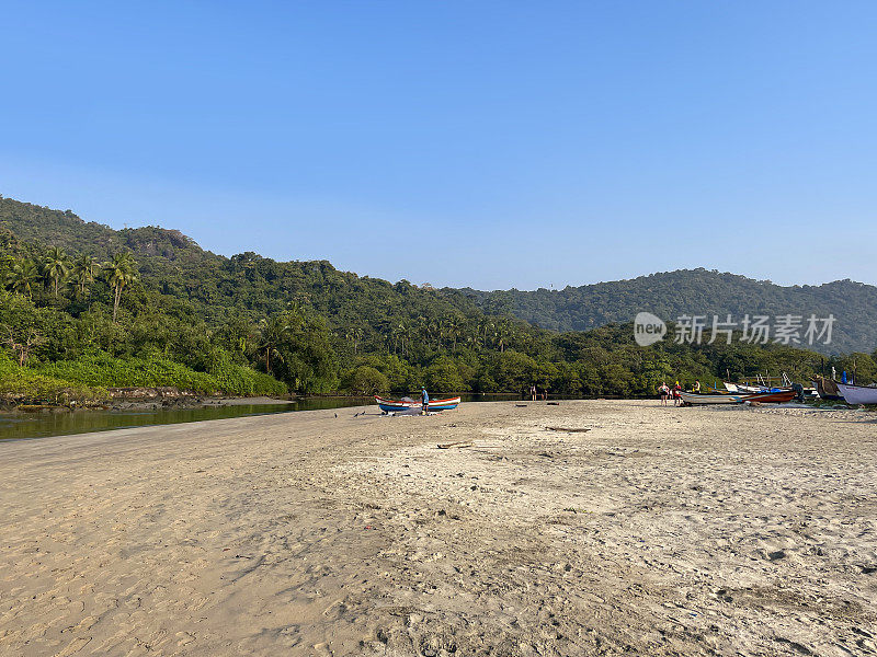 木船的形象停泊在沙滩上的泻湖浅滩，热带岛屿天堂，林地的看法，重点在前景