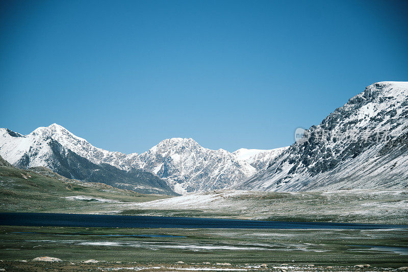 阿拉贝尔高原上白雪皑皑的山峰和融化的湖泊