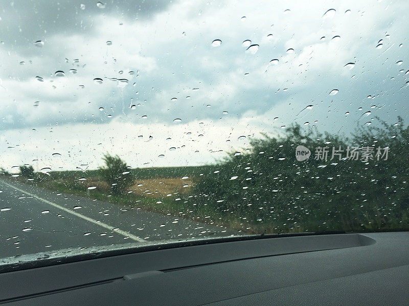 下雨天开车，司机视角