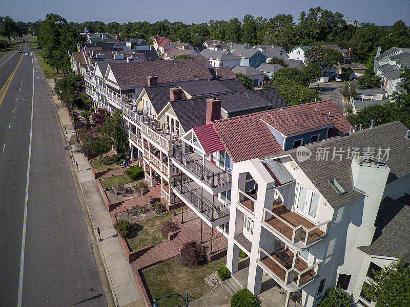 孟菲斯海港镇的城市景观，鸟瞰图。联排别墅和排屋沿着街道在树区，孟菲斯，田纳西州
