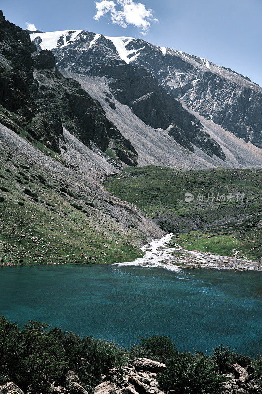 绿松石冰川湖在天山山脉