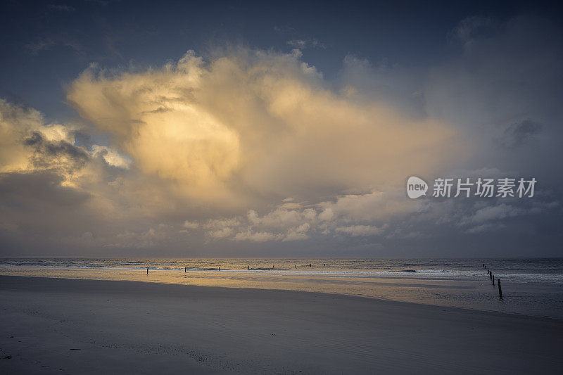 诺德尼海滩上晨光中的雨云