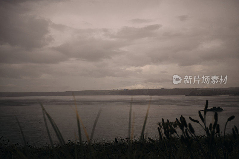 六月的一个雨天，康沃尔郡纽基湾阴云密布的阴雨景色。