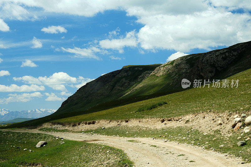 蜿蜒的道路穿过Saryjaz河上的山脉