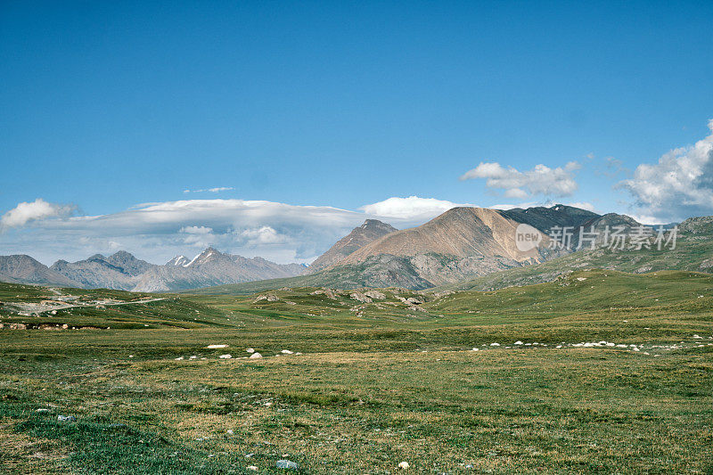 夏季的河谷山