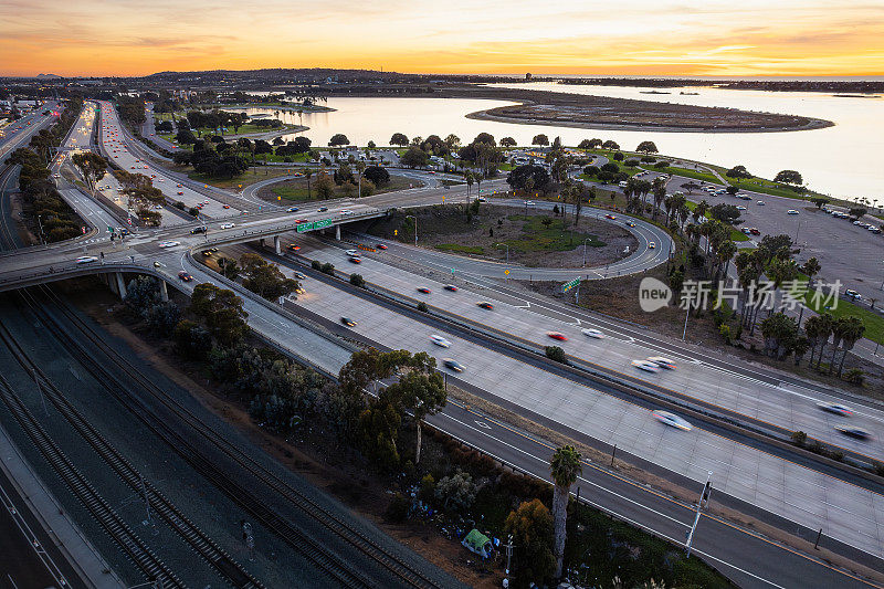 高速公路地平线:空中日落在I-5高速公路和使命湾，圣地亚哥