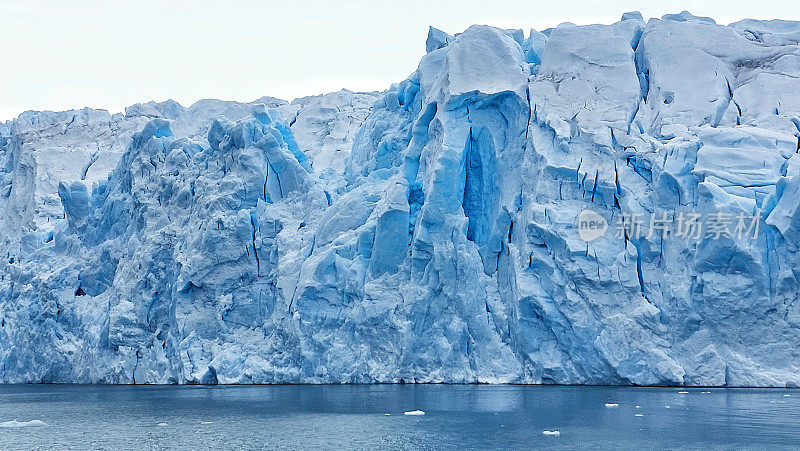 从它脚下的海中可以看到佩里托莫雷诺冰川壮观的冰墙