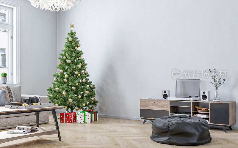 一个怀旧复古的客厅的侧视图，米色的沙发，彩色的靠垫，咖啡桌，一个橱柜，白色的墙壁前有窗户的装饰，角落里有一棵装饰好的圣诞树，上面放着礼物