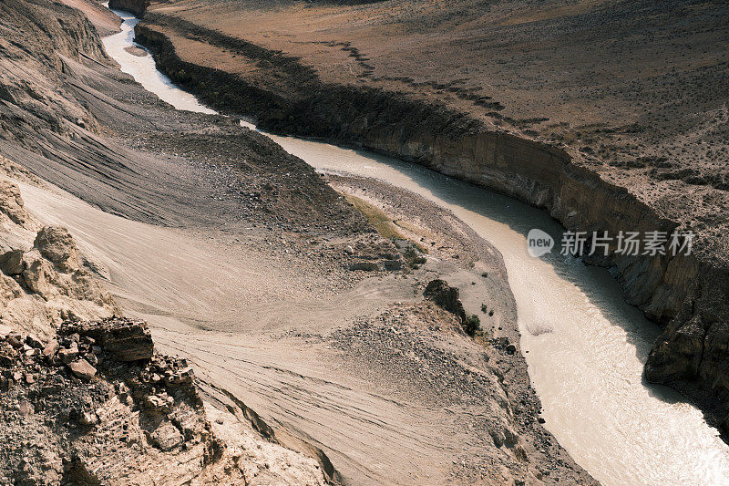 河水在山间流淌。鸟瞰图