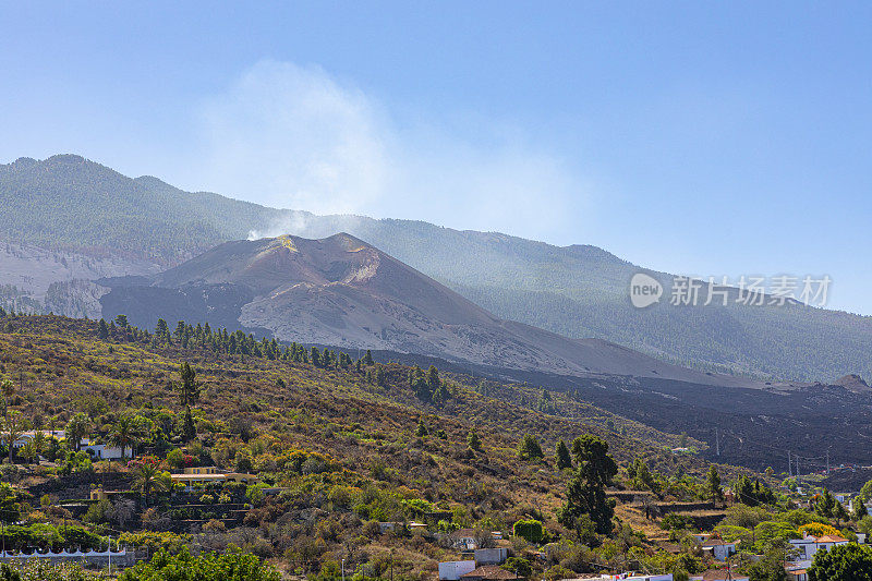 康伯雷别哈火山。埃尔帕索村喷出的火山气体。