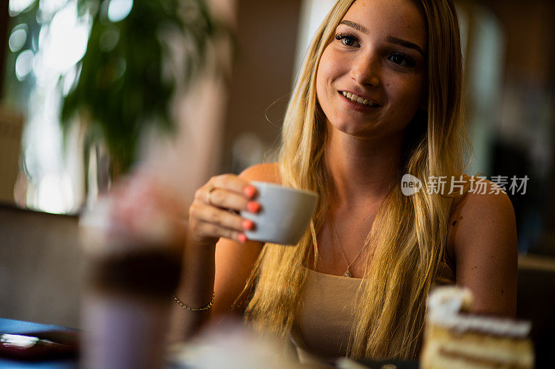 和年轻女人喝咖啡的时间