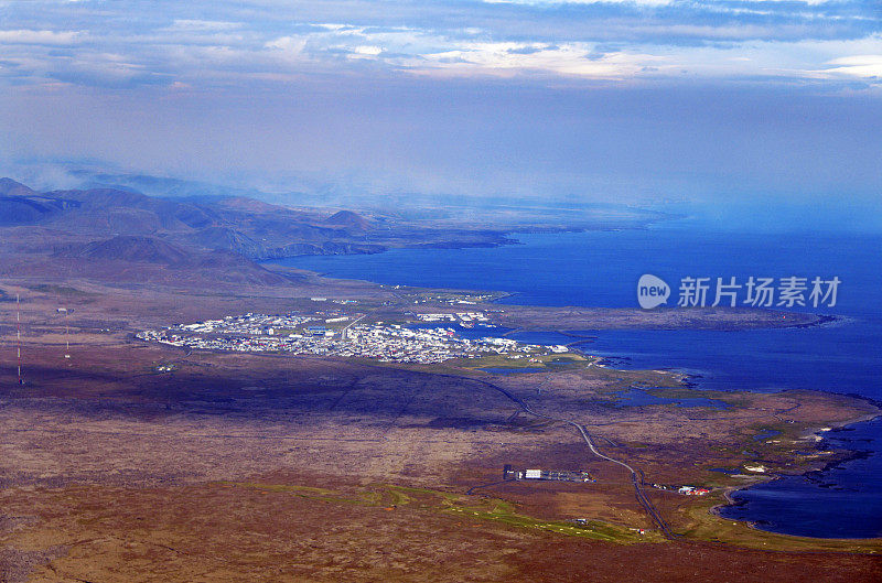 格林达维克镇和海港的空气中弥漫着冰岛火山的烟雾