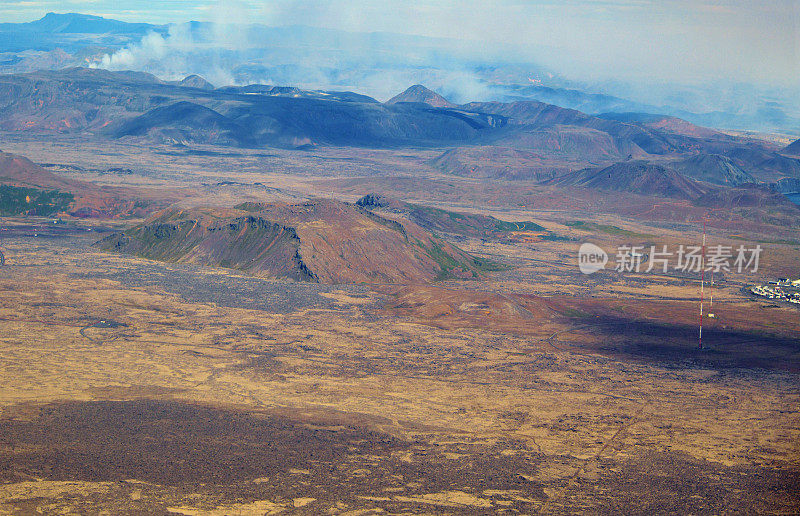 格林达维克市火山从空中喷发而来，冰岛