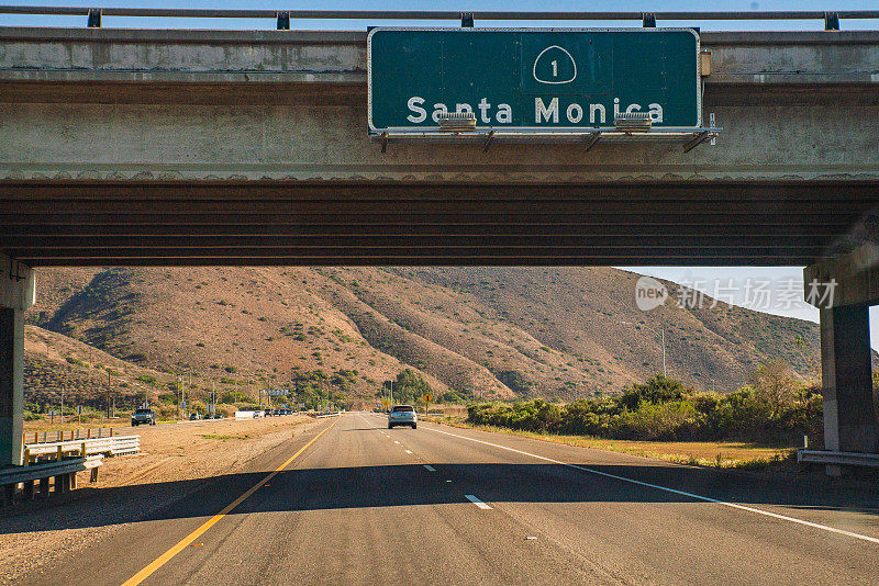 圣莫尼卡-加利福尼亚州1号公路立交桥上的标志