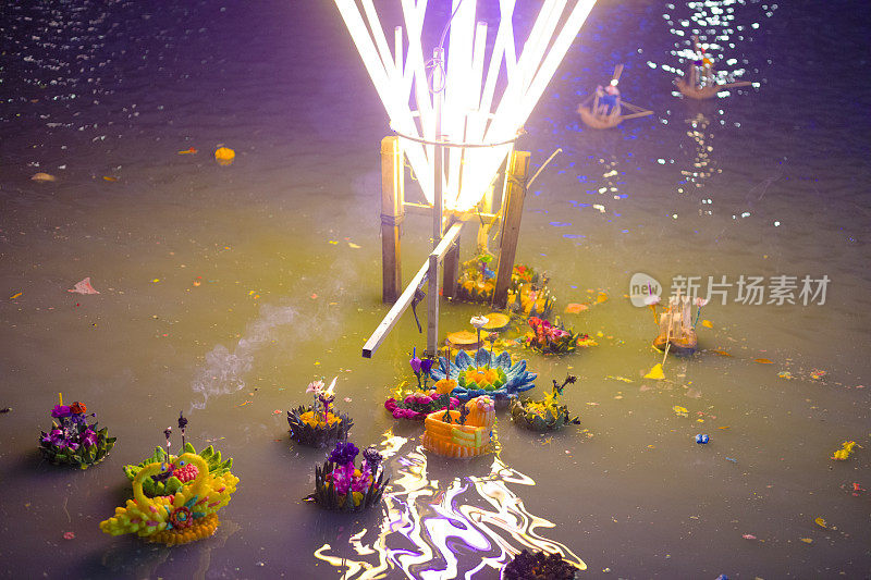 霓虹灯下水面上的泰式水花