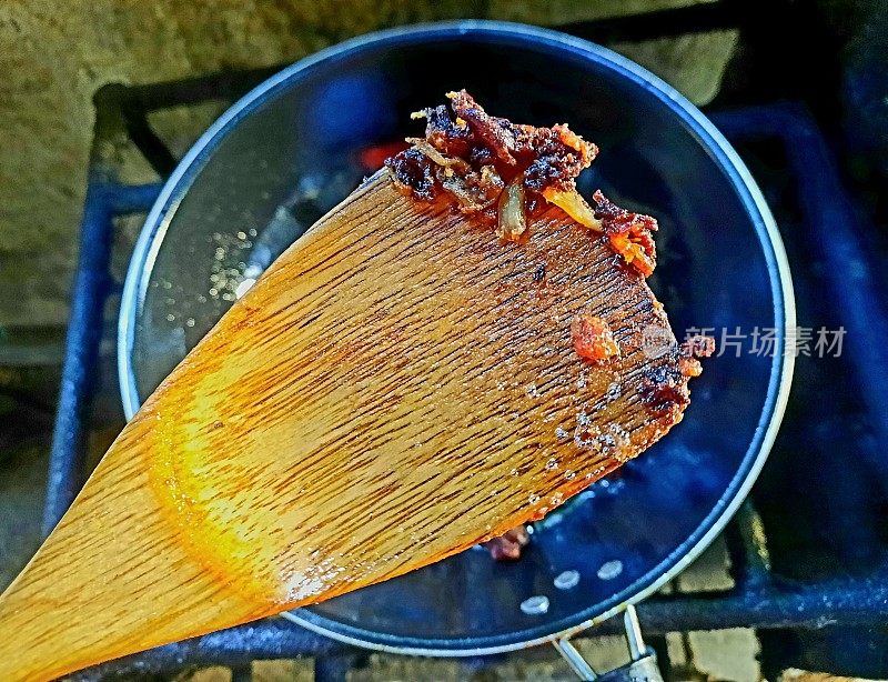 烹饪后的粘勺——食物准备。