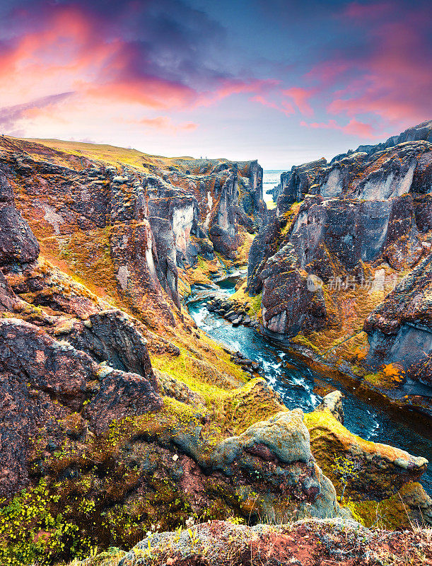 Fjadrargljufur峡谷和河流的壮丽景色。欧洲冰岛东南部五彩缤纷的夏日日出。艺术风格的后期处理照片。