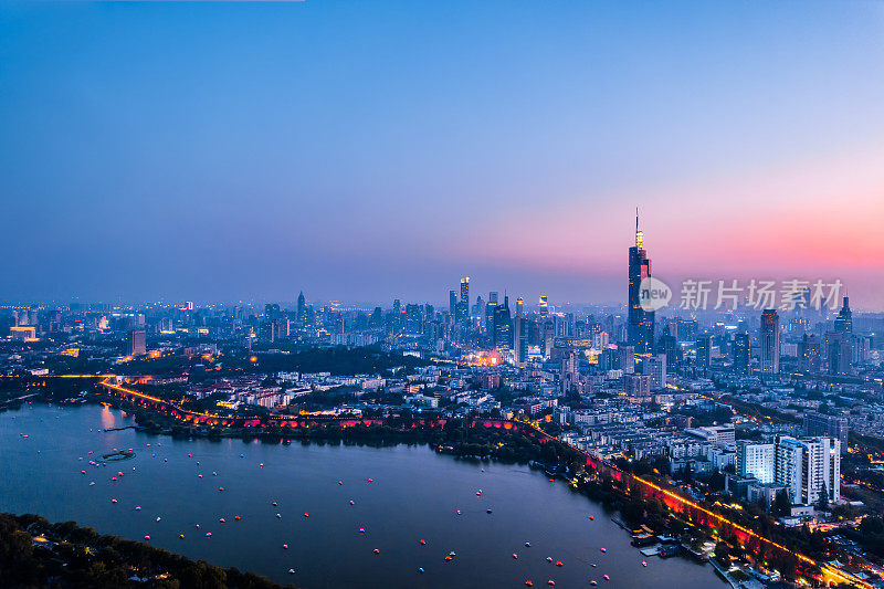 鸟瞰中国南京玄武湖和紫丰大厦的天际线