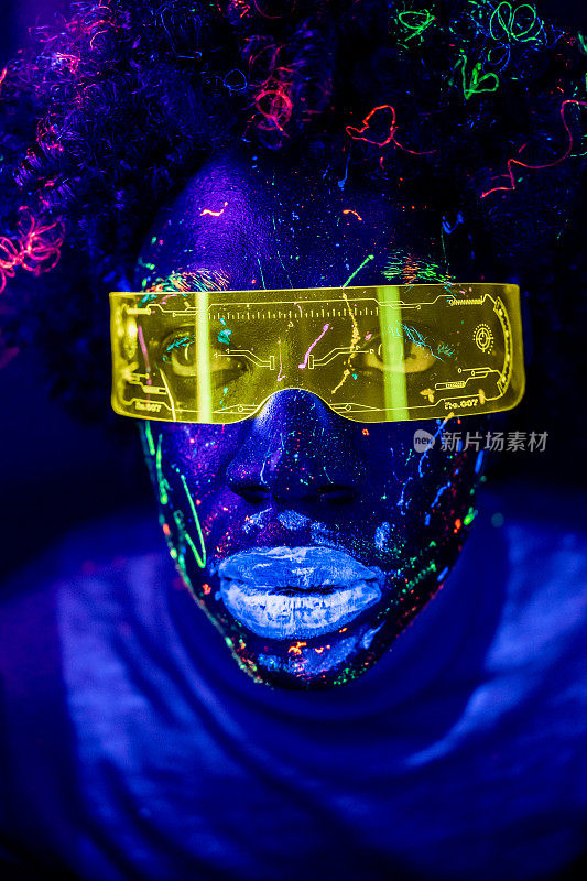 戴着赛博朋克眼镜的非裔美国人的紫外线霓虹灯肖像