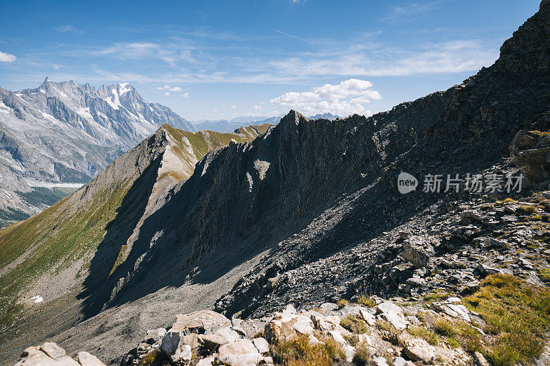 山和草地鸟瞰图