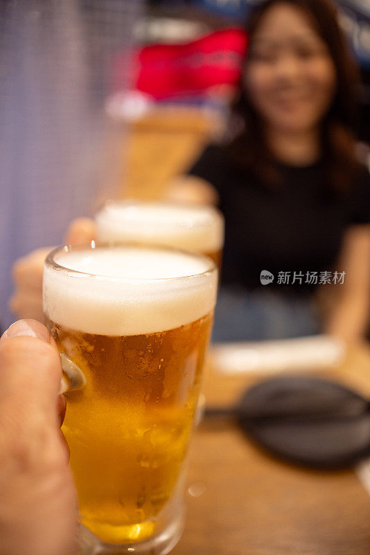 下班后喝啤酒的女人