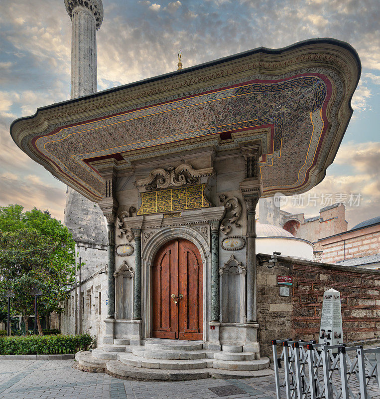 土耳其伊斯坦布尔的地毯博物馆入口，位于苏丹艾哈迈德街区，距离圣索菲亚大教堂仅几步之遥