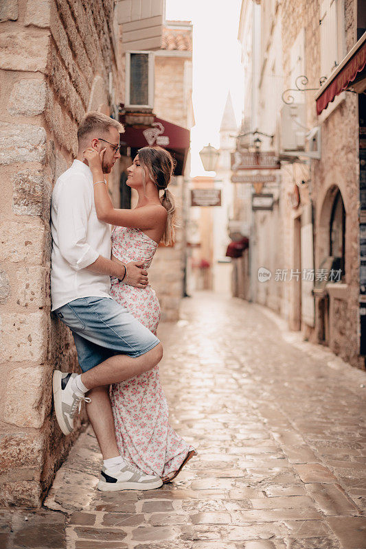 年轻情侣在街上接吻