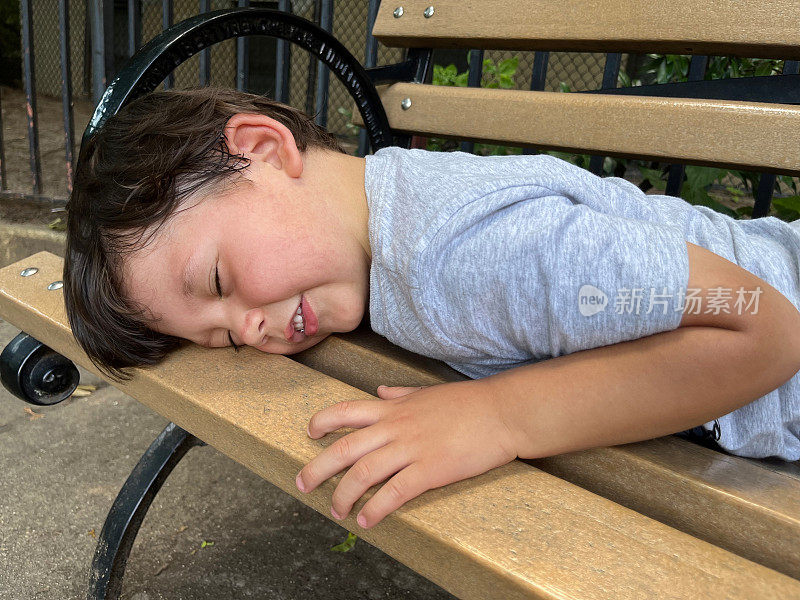 男孩躺在长凳上