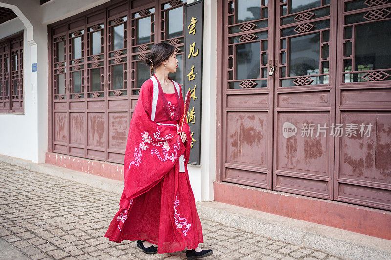 身着红色汉服的中国妇女