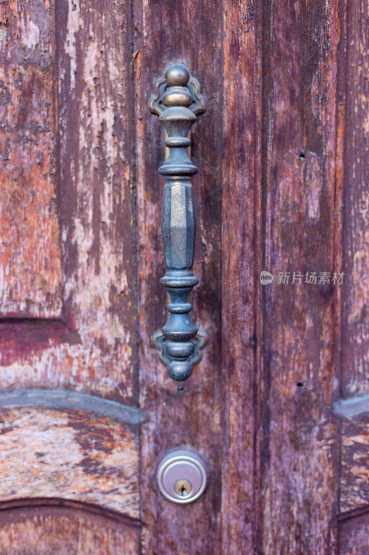 墨西哥，瓦哈卡:古董门环，旧木门