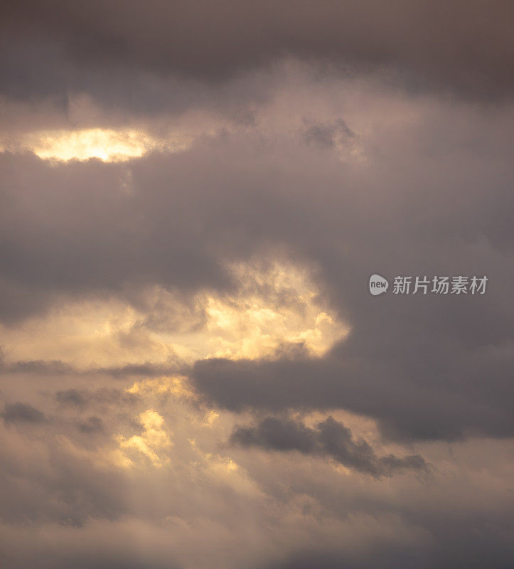 戏剧性的日落天空背景:阳光穿透黑色雷云