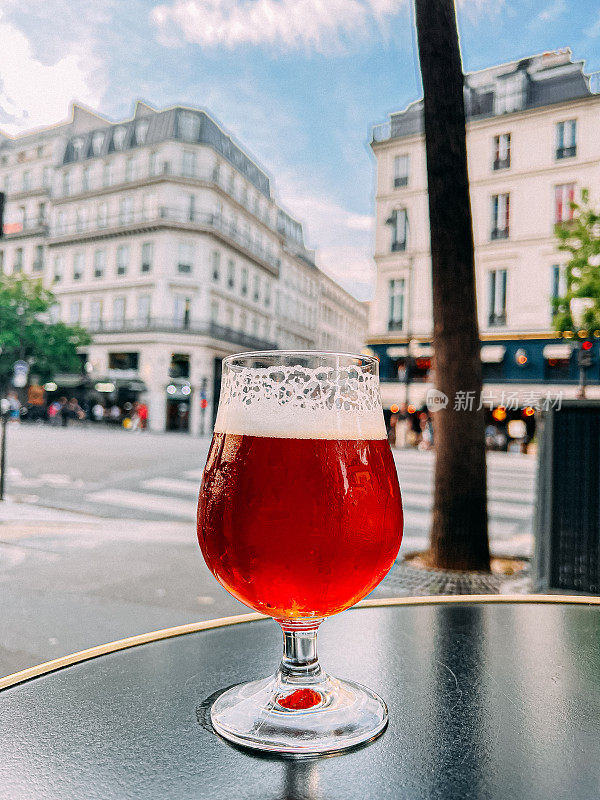 郁金香风格的玻璃杯配上比利时琥珀啤酒