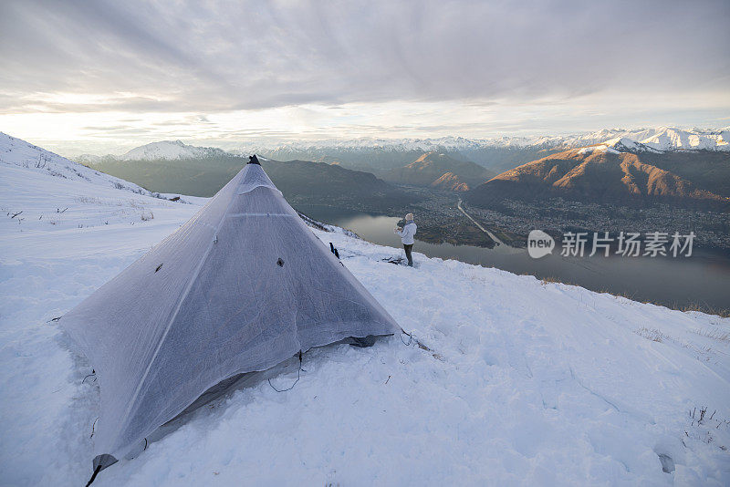 女登山运动员准备在雪中过冬